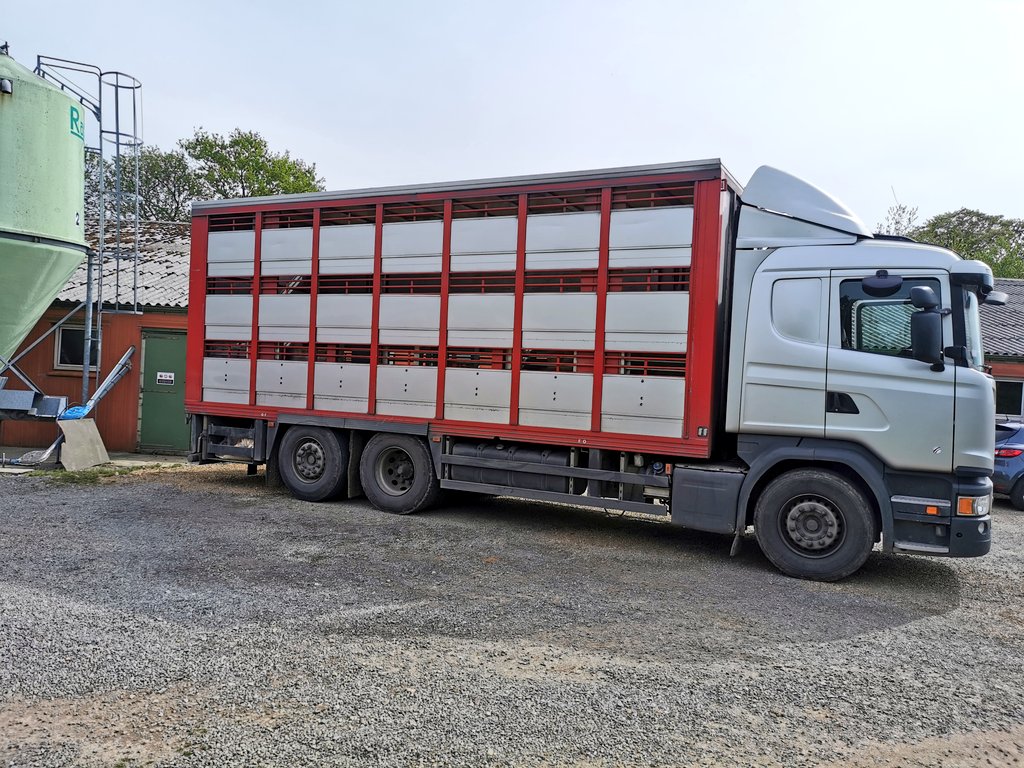 LaTriquet's tweet photo. #QuarantineLife

Aujourd'hui, 5 truies (mères), sont parties.

Et comme à chaque départ d'animaux, nous faisons de la #tracabilite.

Pour vous garantir une sécurité alimentaire irréprochable de la fourche👨‍🌾 à la fourchette 🍽️

#OnVousNourrit 😉 https://t.co/tNE7hRR8UD