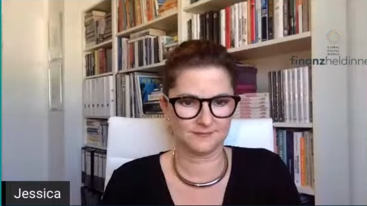 BettinaPSchmidt's tweet photo. Die Journalistin @schwarzerj findet Robo Advisor - digitale Vermögensverwalter - grundsätzlich gut. Aber auch hier empfiehlt sie: Risikostreuung und genau hinschauen, was vorschlagen wird. #gdwxfinanzheldinnen #Globalafterwork https://t.co/4z7hIJtBGL