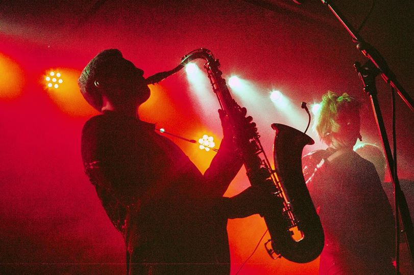 bubblebeerband's tweet photo. Tu te souviens quand tu pouvais voir l’homme le plus Saxy du monde se déhancher sur scène ? Et bien cet été, ce ne sera possible que via ton écran ... 
On sait que ce sera dur pour tous. D'ici là, retrouve nous tous les dimanche à 18h00 ! 
Stay Safe and drink Beers ! 
#Bbbeer https://t.co/IWPtrClzv1
