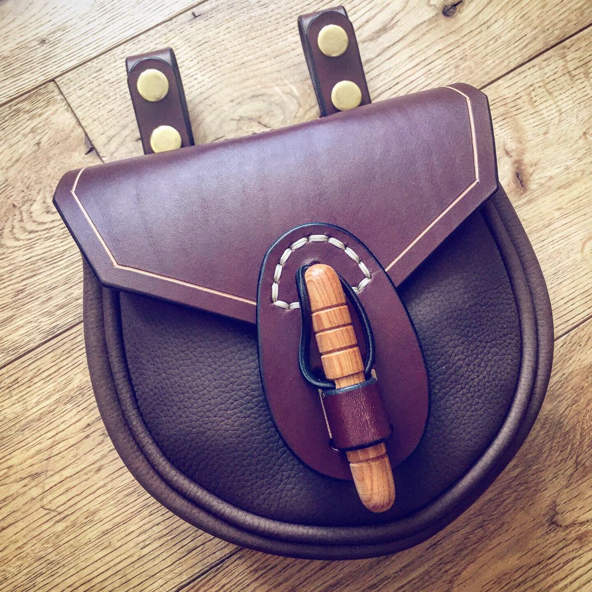 PDBushcraft's tweet image. Couple more pieces of custom leather I’ve finished this week - a small simple sheath for a vintage A. Wright bowie and a modified Viking Style possibles pouch..