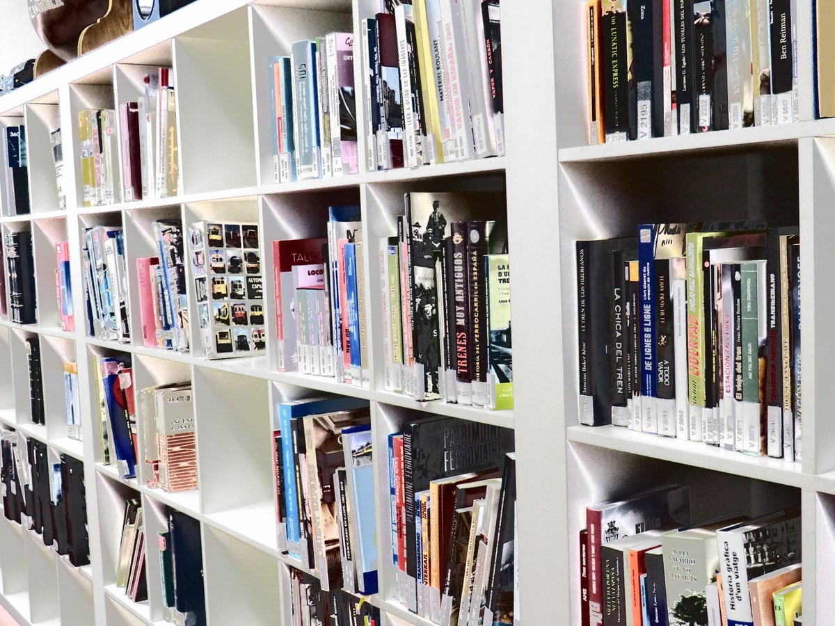 M_Ferrocarril's tweet photo. Seguimos nuestro viaje por la semana del #DíaDelLibro
con parada en la #BibliotecaFerroviaria: 'Los libros y documentos del Museo' 📚🚂https://t.co/7PX3qMOL0l 
#LibrosyTrenes #MuseoFerrocarrilDesdeCasa #MuseoFerrocarrilContigo https://t.co/Lh8BmIYrWI