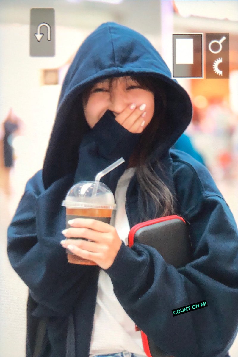 Mina bringing her Nintendo Switch wherever she goes... the cutest 🥺🎮 <a href="/JYPETWICE/">TWICE</a>
