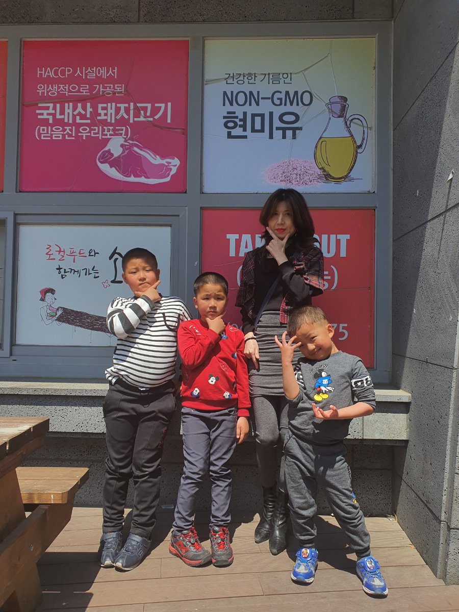 저는 정신과
치료 받으러 다닙니다..
하루 아침에 전국적 이슈화되어
악녀가 되어 제 정신으로 버티기 힘들었습니다.
일면식도 없는데 제 사언을 읽고
알티해주신 분들
덕분에 죽지않고 살아내고 있습니다.
아이들 고아 안되게 기도와 응원부탁 드립니다.
유명한 봉침작가님!
감사