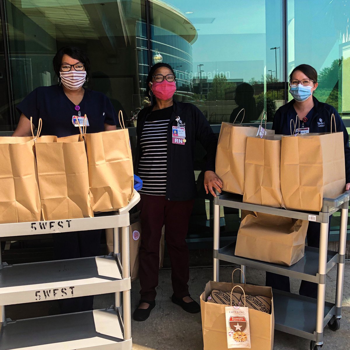 Serving our healthcare workers at @oumedicine today! ❤️🥪🍴Thank you to <a href="/waytable/">One way the table</a> for organizing! We love seeing the community coming together like this!