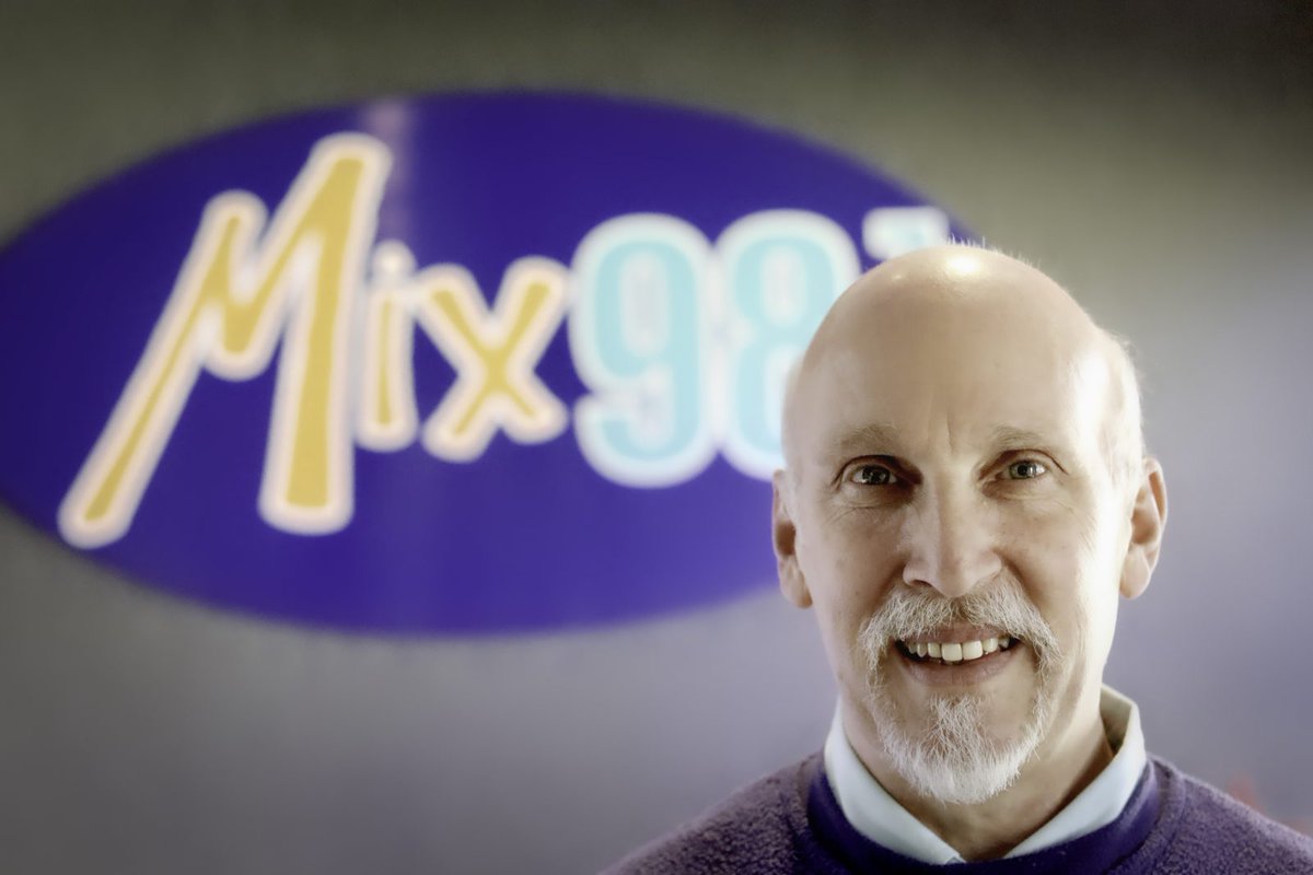 ADVmusicRES's tweet photo. John Anthony, PD of @Mix987Radio in Jackson, Mississippi, shares his station's "Feed the Frontline" campaign with @Dickeys, in which listeners are providing meals to first responders. John, your team and your listeners are #RadioStrong! https://t.co/xmIG8jyRmV