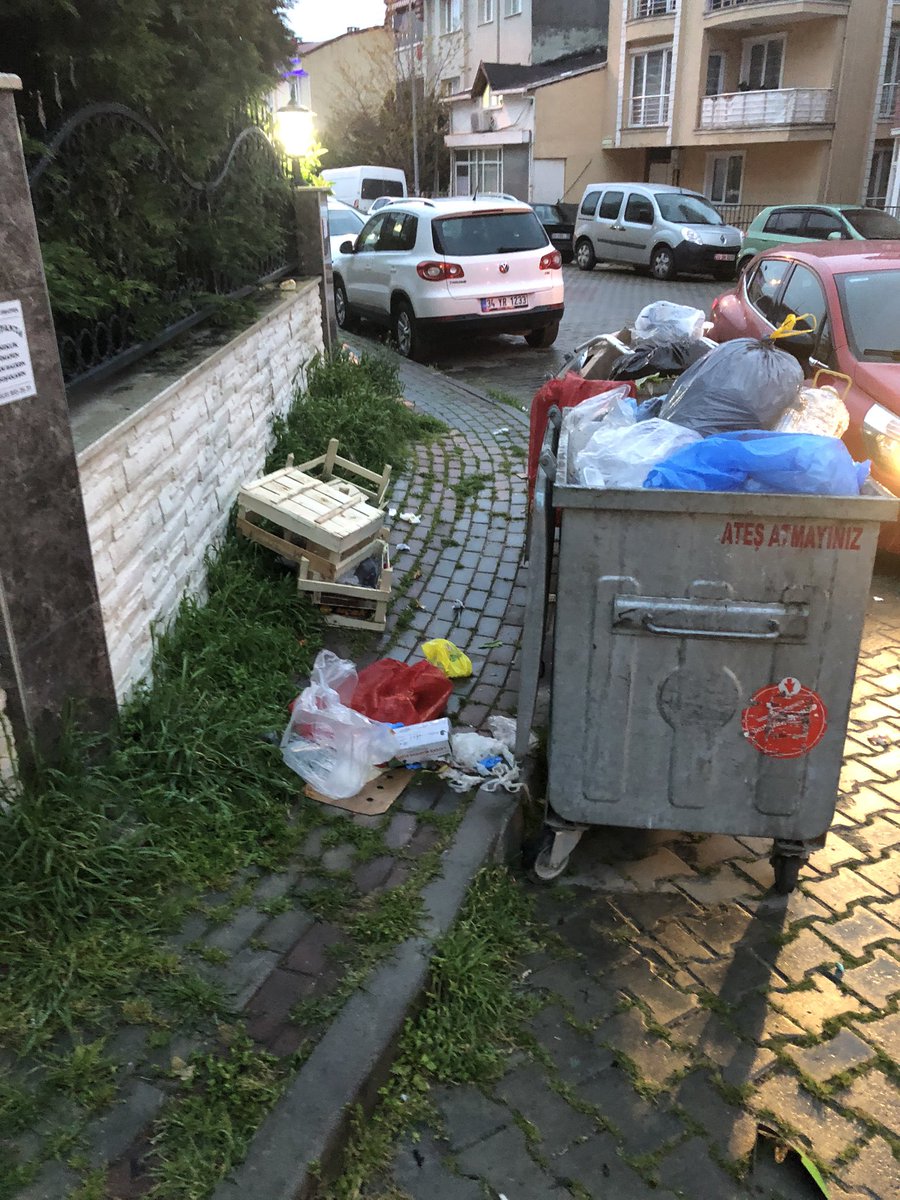 <a href="/BuyukcekmeceBld/">Büyükçekmece Belediyesi</a> şu duvarın hemen arkası benim evim.Evinizin önünde 25mt ilerdeki marketin tüm çöpünü ister misiniz? Heleki bu salgın ortamında.