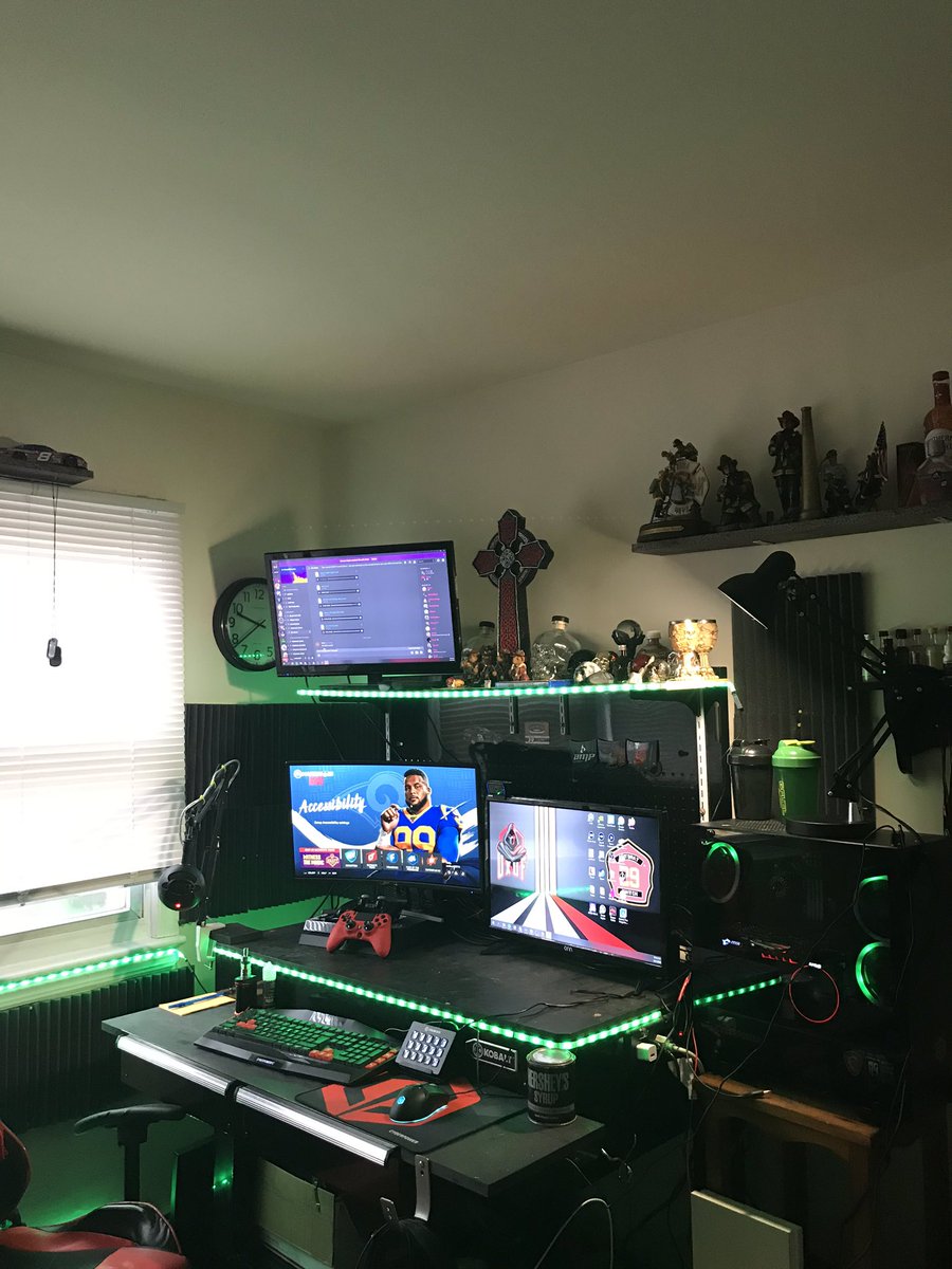 Emtbrat29 Started Streaming Almost 2 Years Ago From My Ps4 Today I Finally Got One Of The Last Few Pieces For My Setup The 24 Curved Monitor Has Madden On