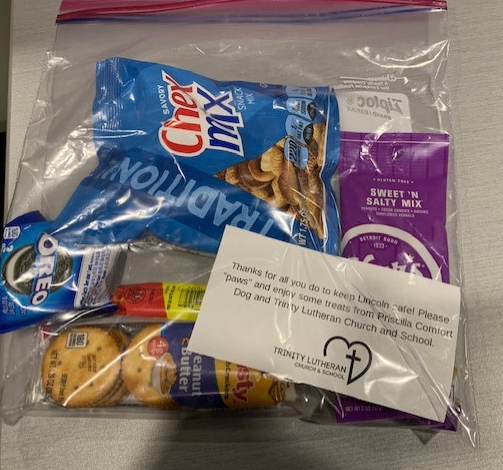 Lincoln_Police's tweet photo. Happy Birthday Priscilla 🎂🥳🥳 She paid us a visit today and dropped off treats for the officers. Priscilla also brought along Carissa, Crystal and Rachel. Thank you Trinity Lutheran Church. #LPD #LPDSE via @LPD_Southeast https://t.co/Fjy9WwBU9x