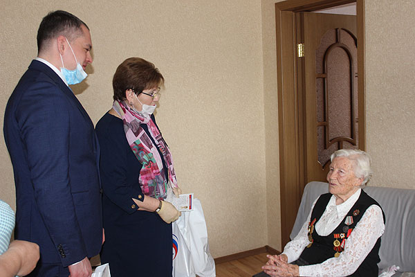 Глава района <a href="/Medvedev__VM/">Медведев Владимир</a> и 1-й зампредседателя Самарской губернской думы Екатерина Кузьмичева вручили продуктовые наборы одиноким пожилым людям, многодетным семьям, тем, кому в условиях режима самоизоляции бывает порой очень нелегко.