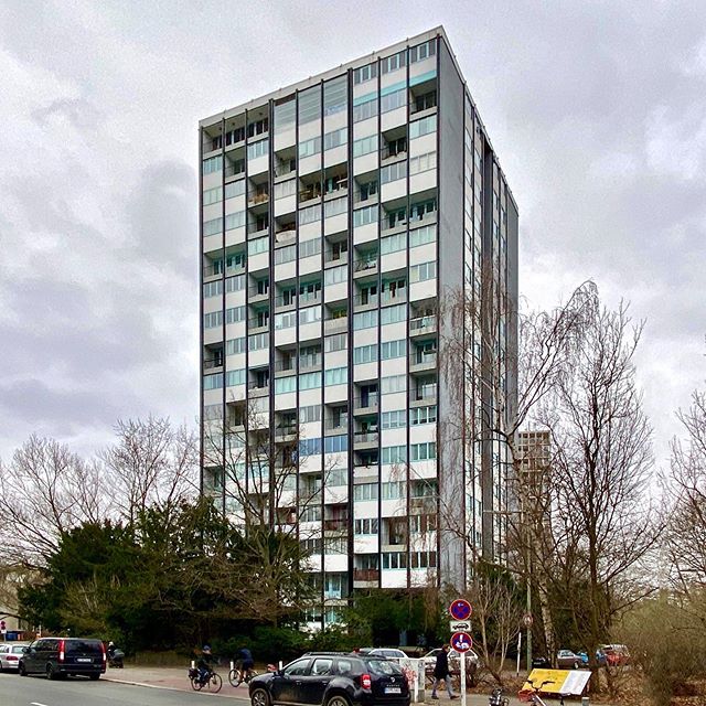 urbipedia's tweet photo. Edificio de viviendas en la Interbau de 1957 en Berlín de Raymond Lopez y Eugène Beaudouin https://t.co/kKnPKZ0SSJ #arquitectura #architecture https://t.co/cUJTkczPNQ
