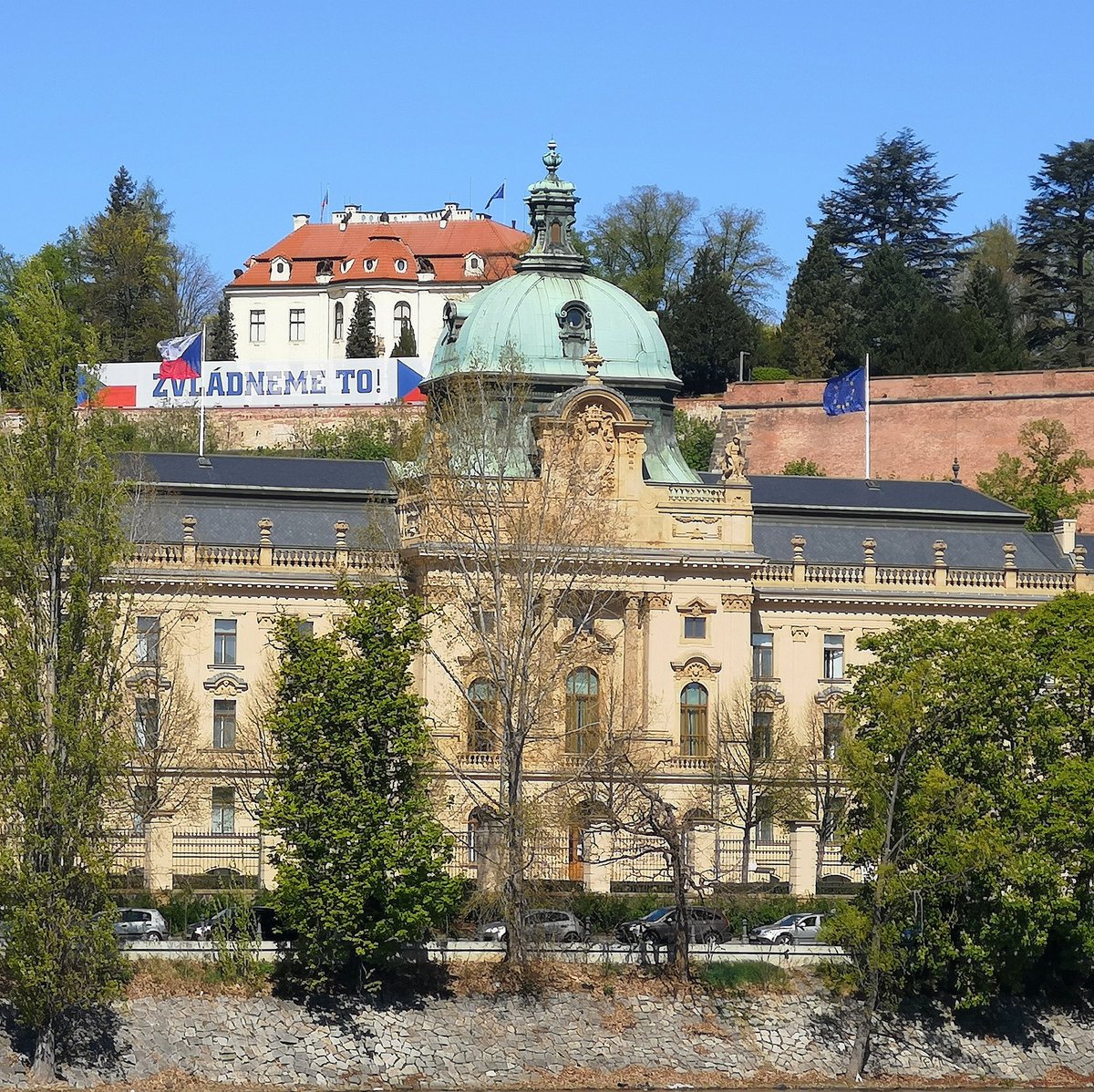 guiadepraga's tweet image. El edificio de la sede del gobierno de la República Checa (tejado verde) y arriba la residencia del primer ministro con el cartel en El que pone "Zvládneme to" o sea "Lo conseguiremos".
#Praga #Prag #Praha #Prague #republicacheca #republicatcheca #chequia #ceskarepublika #cesko