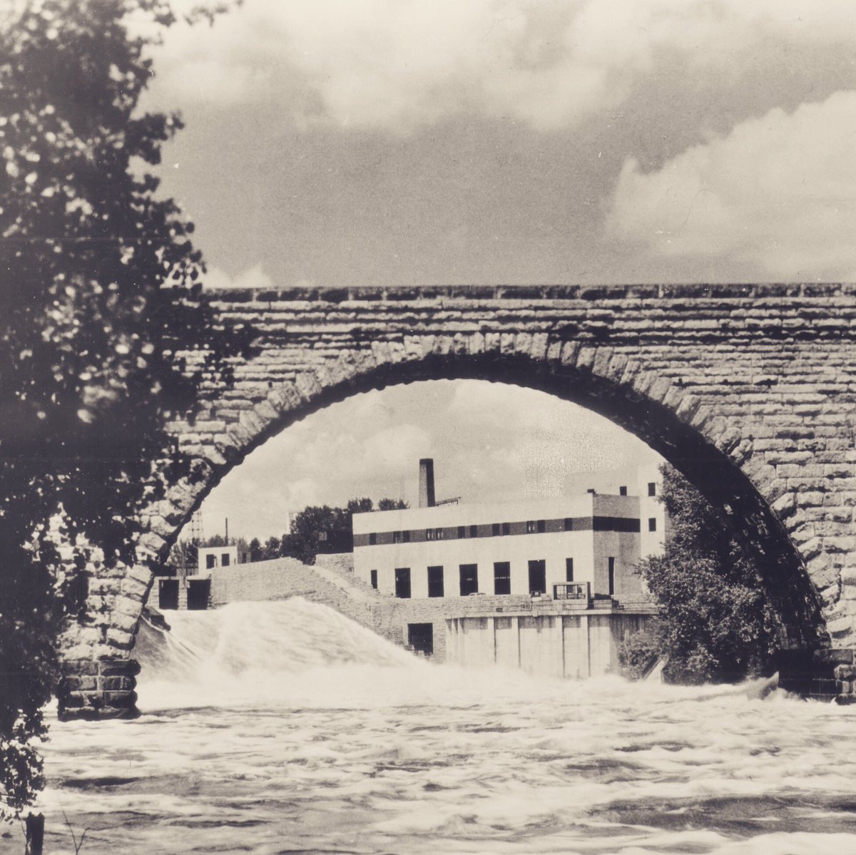 saflumn's tweet photo. One of the most iconic pictures of SAFL. #riverlab #History #mnpls #mississippiriver #stonearchbridge #stanthonyfalls https://t.co/7RC1KKMNWt