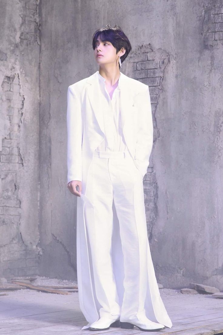 Taehyung looking ethereal in white outfits: an important thread