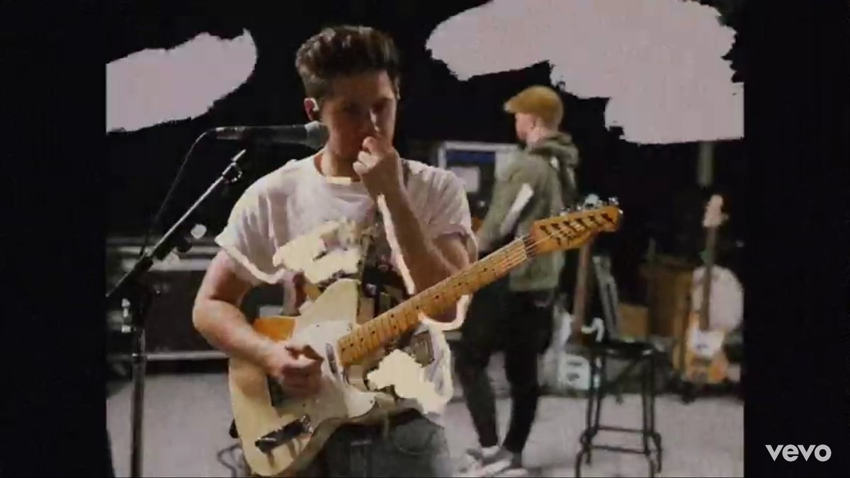 yellowheartLWT's tweet photo. #BlackAndWhiteMusicVideo is amazing because it is full of moments like old video tapes and there is a lot of Niall laughing. This video is pure happiness and it looks like a collection of memories, I am so in love with the song and the video. ♡ https://t.co/LOci6VY6aa
