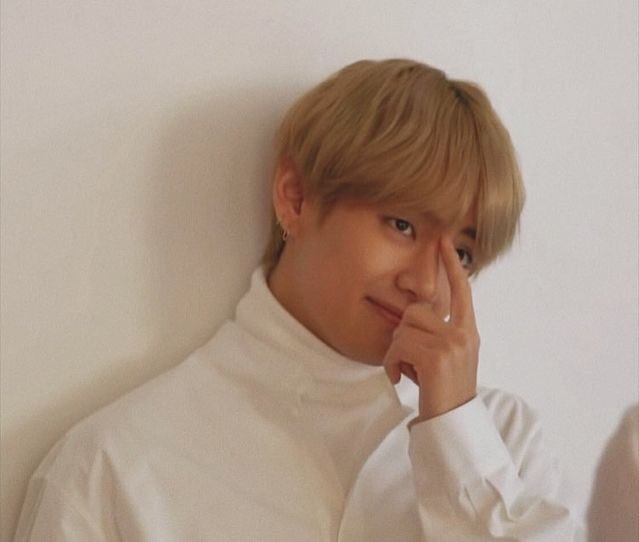 Taehyung looking ethereal in white outfits: an important thread