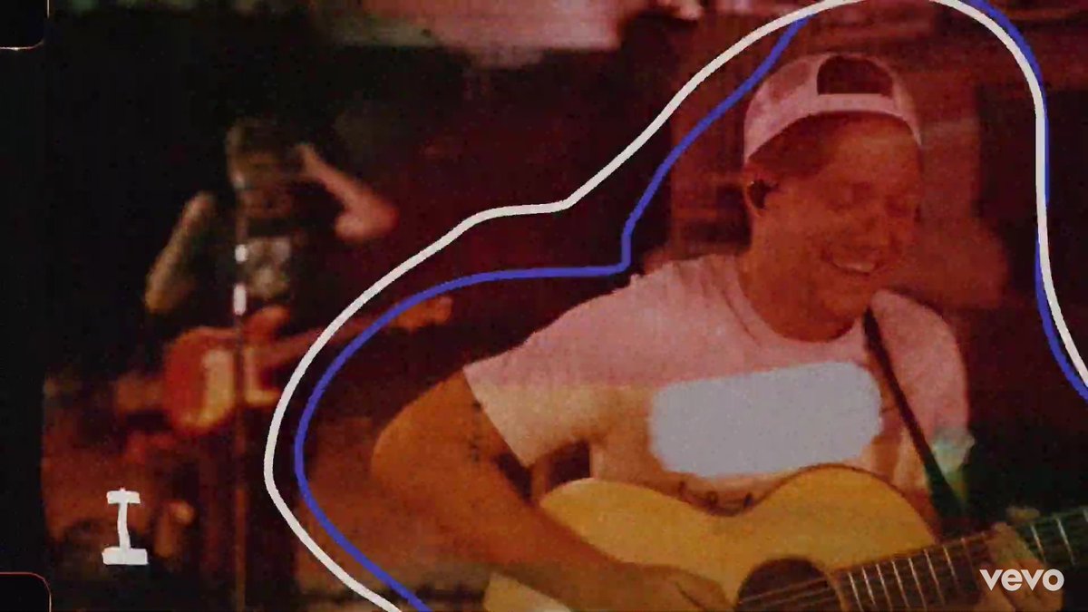 yellowheartLWT's tweet photo. #BlackAndWhiteMusicVideo is amazing because it is full of moments like old video tapes and there is a lot of Niall laughing. This video is pure happiness and it looks like a collection of memories, I am so in love with the song and the video. ♡ https://t.co/LOci6VY6aa