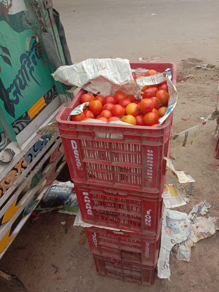RawedyKhan's tweet photo. मिडिया कुछ नफरत पसंद लोगों ने देश को इस हालत मे ला खडा किया की गुडगांव सब्जी मंडी मे मेवाती मुसलमानों की सब्जी लेने से इंकार कर दिया और अगर ये ही नफरत अगर मुस्लिम अरब देशों ने अ��ना ली तो देश बिना डीजल पेट्रोल के कैसे चलेगा!

@narendramodi @mlkhattar @Rao_InderjitS @ArtiSinghRao https://t.co/iqn2dNyjKW