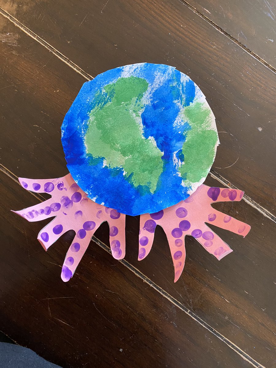 jenblock1234's tweet photo. Zoey making her hands holding Earth for the letter E and she drew herself in her green space! 💕 @WCS4K #wcsflight https://t.co/luPfHLOq72