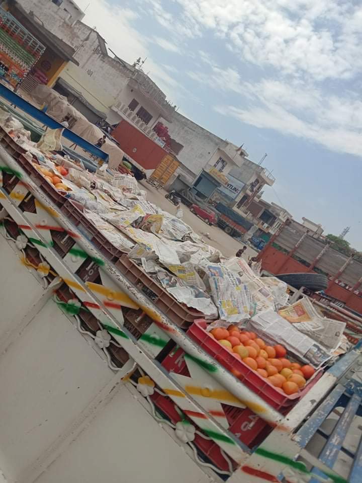 RawedyKhan's tweet photo. मिडिया कुछ नफरत पसंद लोगों ने देश को इस हालत मे ला खडा किया की गुडगांव सब्जी मंडी मे मेवाती मुसलमानों की सब्जी लेने से इंकार कर दिया और अगर ये ही नफरत अगर मुस्लिम अरब देशों ने अ��ना ली तो देश बिना डीजल पेट्रोल के कैसे चलेगा!

@narendramodi @mlkhattar @Rao_InderjitS @ArtiSinghRao https://t.co/iqn2dNyjKW