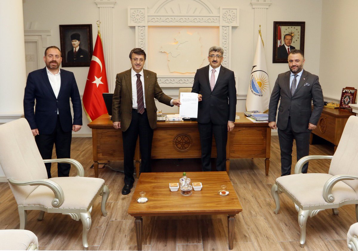 van_burada's tweet photo. Cumhurbaşkanımız @RTErdogan tarafından başlatılan #BizBizeYeterizTürkiyem kampanyasına AK Parti Van il teşkilatı tarafından 140000 tl nakdi destek sağlanmıştır. Ayrıca 88000 üyeden 88000 sms desteği ile birlikte toplamda bir milyon tl bağış yapılması çalışmalarına başlanmıştır👏🏻 https://t.co/t8L17JXZs4
