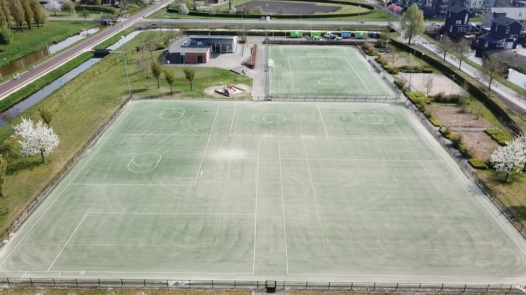PvGulik's tweet photo. Ons veld ligt er nog verlaten bij maar dat verandert: 
- Kids tot 12 jaar mogen in teams korfballen
-Kinderen van 13-18 jaar mogen korfballen met inachtname van de 1,5 meter.
-Tot 1 september geen evenementen dus geen zaalfinale(s)
#aandeslag @ckvsparta #coronamaatregelen https://t.co/zNgVhwvPuU