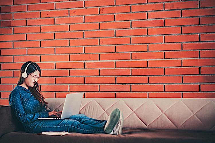 PoetsAndQuants's tweet photo. We surveyed more than 8,000 alumni of online MBA programs. Here's what they told us https://t.co/rZFiCy220W https://t.co/kquMxlpukj