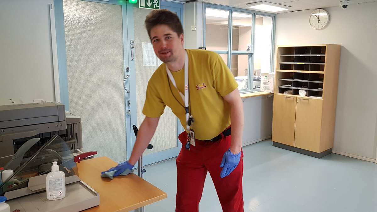 SiSuPoliisi's tweet photo. Tässä yksi tärkeä kuva päivältä myöhässä - palveluvastaava Jarno Puusniekka: hän vastaa osaltaan, että pääpoliisiasemalla on puhdasta. Hän tekee mm. toimisto-, käytävä-ja pukuhuonesiivouksia ja on hälytettävissä siivoustehtäviin esim. koronaan liittyen. #poliisinarkea #poliisi https://t.co/u46o8QEcgp