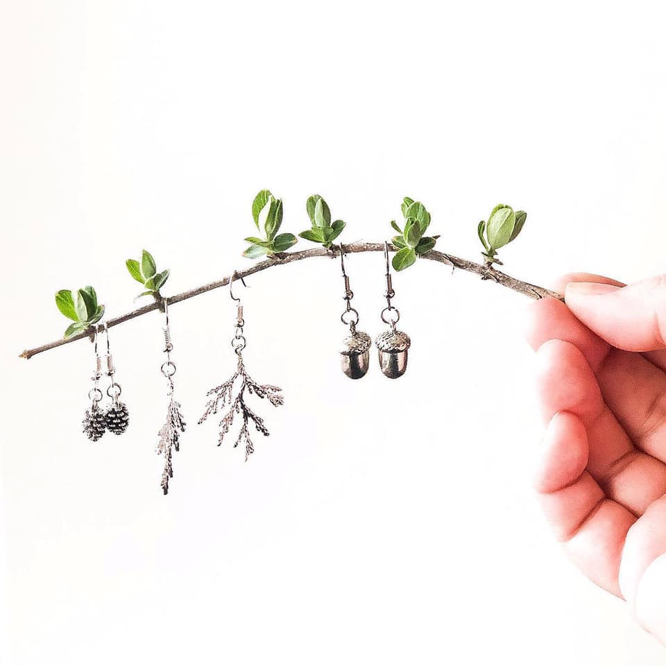 Which one of these nature-inspired earrings is your favourite: pine cones, juniper branch, or acorns? #handmadejewelry