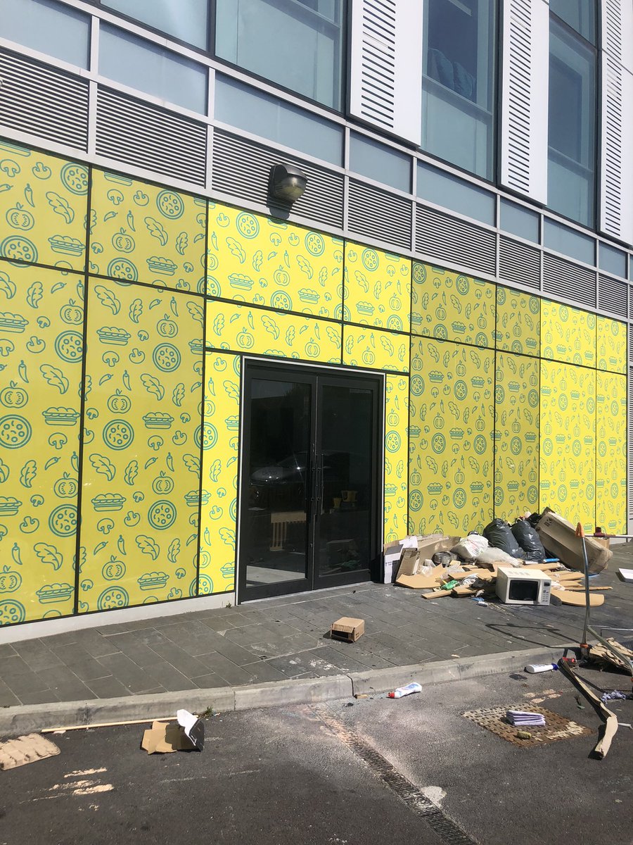 kpips66's tweet photo. @dough_central_ please can you/contractor come to the new restaurant at Collier’s wood &amp; either take away the rubbish left out back or move it inside the building. It’s not fair to residents in the building,is unsafe &amp; looks awful. #criterioncapital #britanniapoint #doughcentral https://t.co/UxKKSIy5Tz