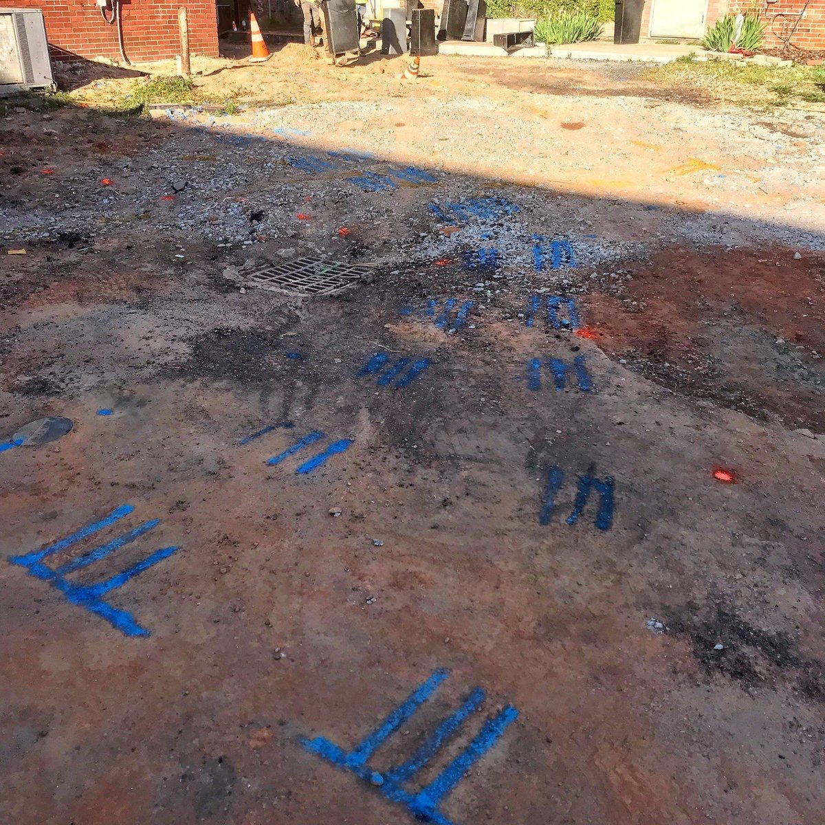 GreerCPW's tweet photo. Greer CPW has 5 underground utility line locators. Each color paint = a different utility and our crews can walk anywhere from 3-5 miles a day depending on the job.
📸 via Chris W
#LSAW #MoveOver #GiveThemDistance #Call811 #WatchForUs #SafetyMatters #LocatorSafety #MarksMatter https://t.co/iO40kfVpdq