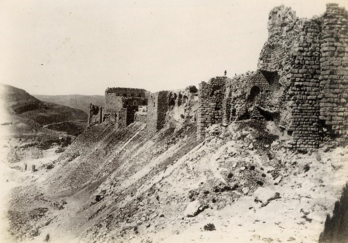 The mighty crusader castle of Kerak is infamous for the cruelty of its Frankish lord, Raymond de Chatillion, who enjoyed throwing people off the parapets to their doom. These photos from the archives of the  @PalExFund were taken in 1895 by Charles Alexander Hornstein