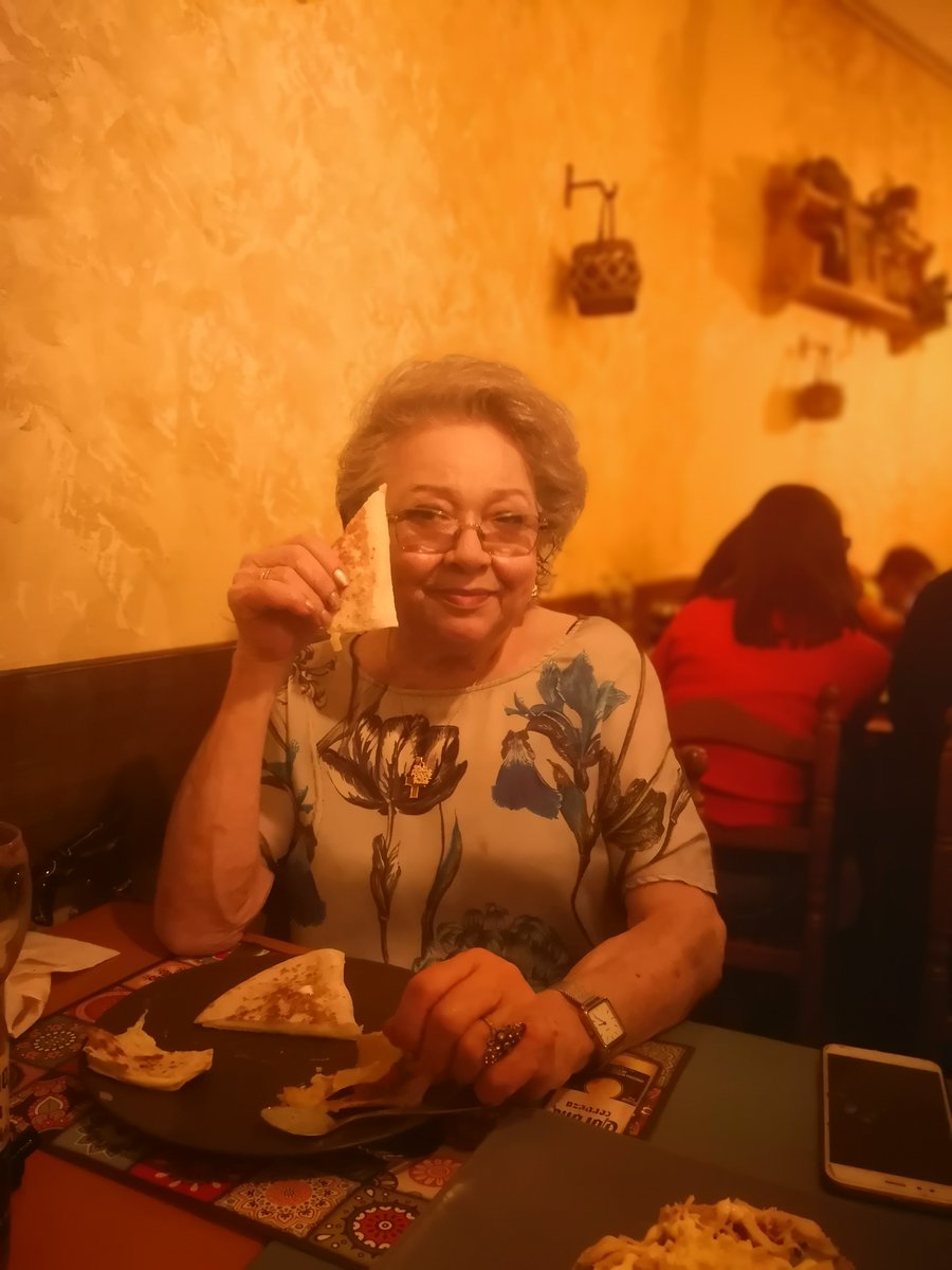 Mi abuela está enfadada porque hoy no la llamamos.
Acaba de llamarnos ahora "sólo para decirnos que al final no se murió ayer por la noche".
El drama. El chantaje emocional. El rencor.
Marita we are not worthy
