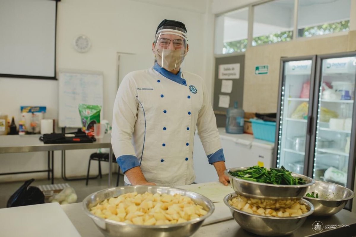 UAN_Oficial's tweet photo. #EstoEsLaUAN

Un grupo de estudiantes de Gastronomía, asisten a preparar alimentos en la Cocina Comunitaria Universitaria.👨‍🍳👩‍🍳

Las comidas constan de guisado, arroz o pasta y agua fresca y son elaborados con todos los cuidados e higiene con las despensas que la ciudadanía lleva https://t.co/JEGh6qJcRC