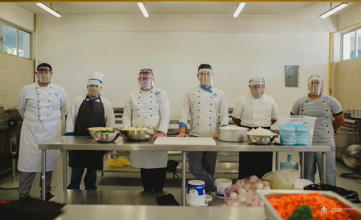 UAN_Oficial's tweet photo. #EstoEsLaUAN

Un grupo de estudiantes de Gastronomía, asisten a preparar alimentos en la Cocina Comunitaria Universitaria.👨‍🍳👩‍🍳

Las comidas constan de guisado, arroz o pasta y agua fresca y son elaborados con todos los cuidados e higiene con las despensas que la ciudadanía lleva https://t.co/JEGh6qJcRC