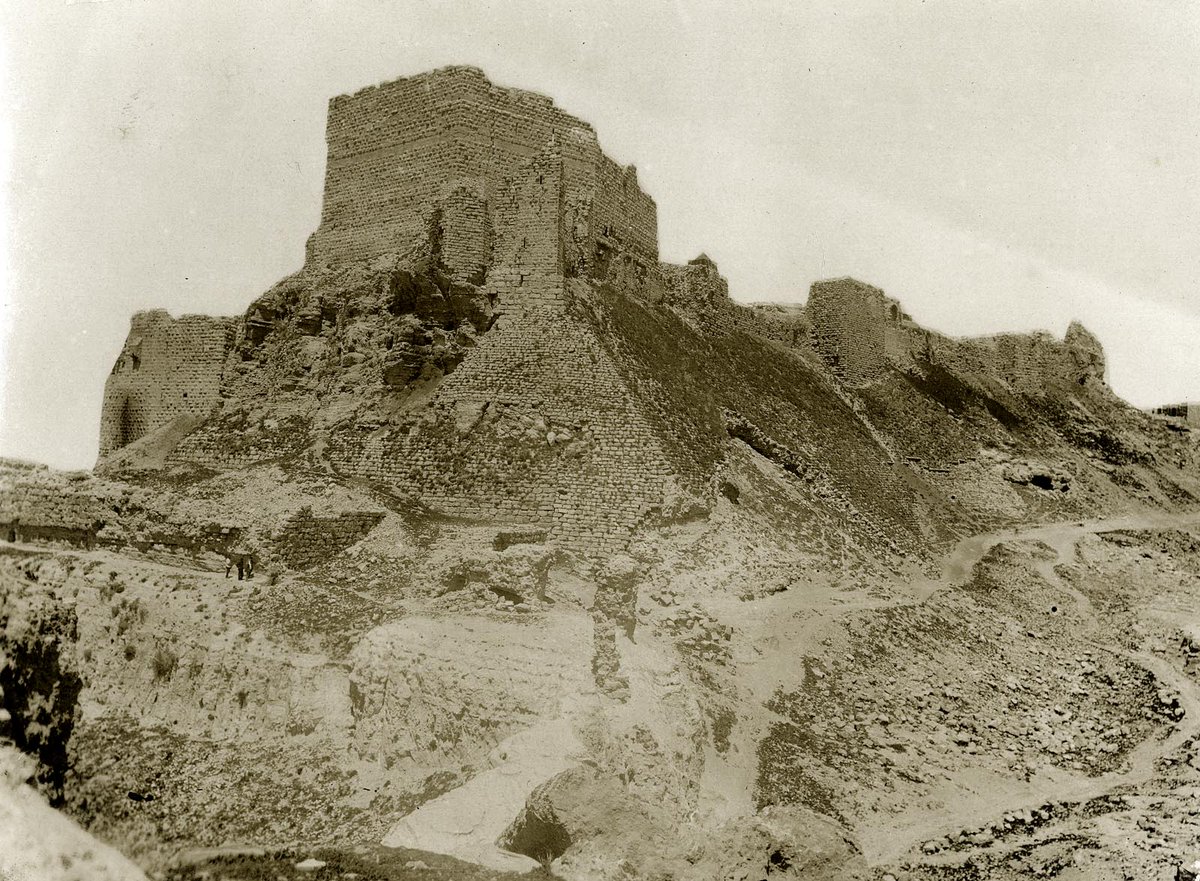 The mighty crusader castle of Kerak is infamous for the cruelty of its Frankish lord, Raymond de Chatillion, who enjoyed throwing people off the parapets to their doom. These photos from the archives of the  @PalExFund were taken in 1895 by Charles Alexander Hornstein