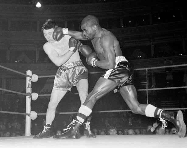 A sa libération en 1961 il décide de commencer sa carrière de boxeur, une carrière qui s’avérait au départ être très prometteuse. Sa petite taille, sa hargne et sa puissance en faisait un combattant redoutable et le surnom “Hurricane” (“ouragan” en français) lui collait à la peau