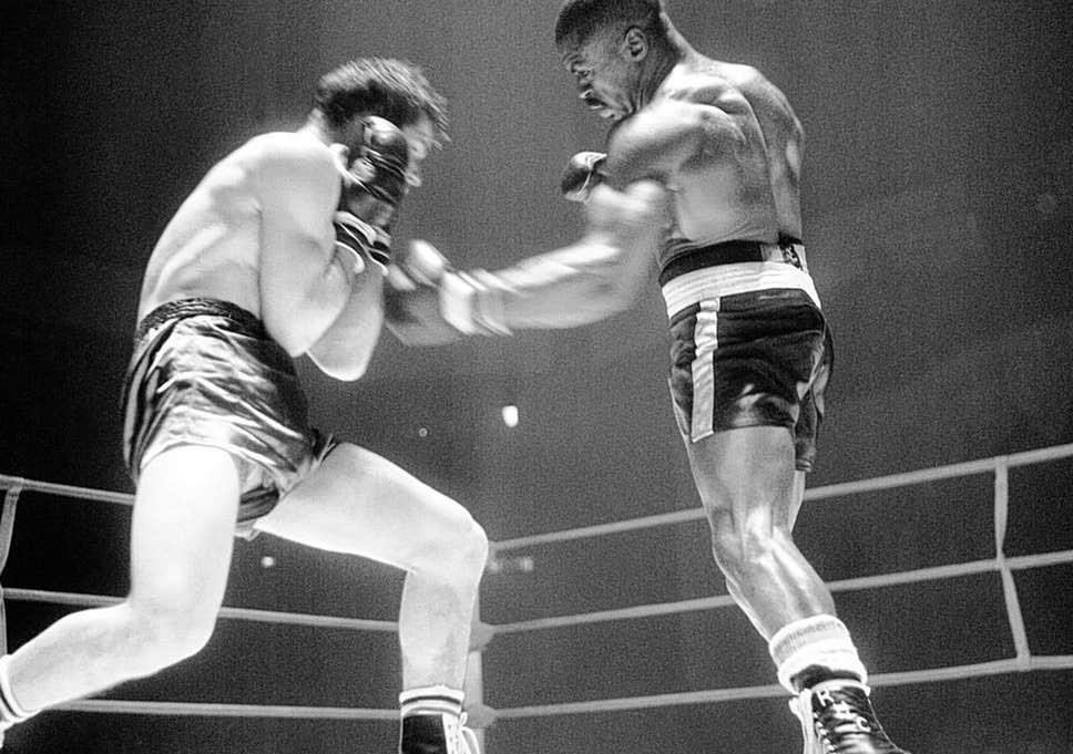 A sa libération en 1961 il décide de commencer sa carrière de boxeur, une carrière qui s’avérait au départ être très prometteuse. Sa petite taille, sa hargne et sa puissance en faisait un combattant redoutable et le surnom “Hurricane” (“ouragan” en français) lui collait à la peau