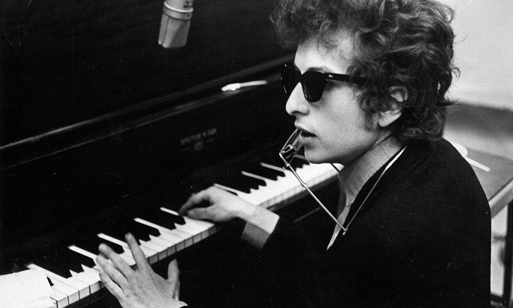 En 197, Bon Dylan, un des plus grand chanteur des 60’s et ayant notamment fortement inspirer les Beatles ou encore les Rolling Stones, décide de prendre le parti d’Hurricane en le défendant dans une chanson de 8 minutes intitulée “Hurricane”. (extrait à la fin du thread)