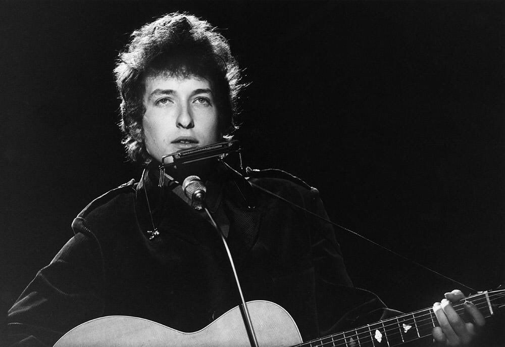 Véritable pamphlet envers le système juridique américain et le racisme qui gangrène le pays depuis plusieurs siècles, on y retrouve bien le style de Bob Dylan en particulier avec la présence de l’harmonica, de la guitare acoustique...