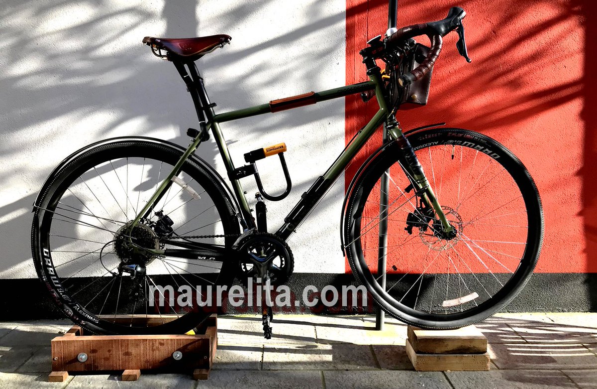 maurelita's tweet photo. Comment se fabriquer un home trainer pour aller à son télétravail à vélo sous la pergola ! https://t.co/HzModoFDd3 #velotaf #solutionvelo https://t.co/NuGsguJyHG