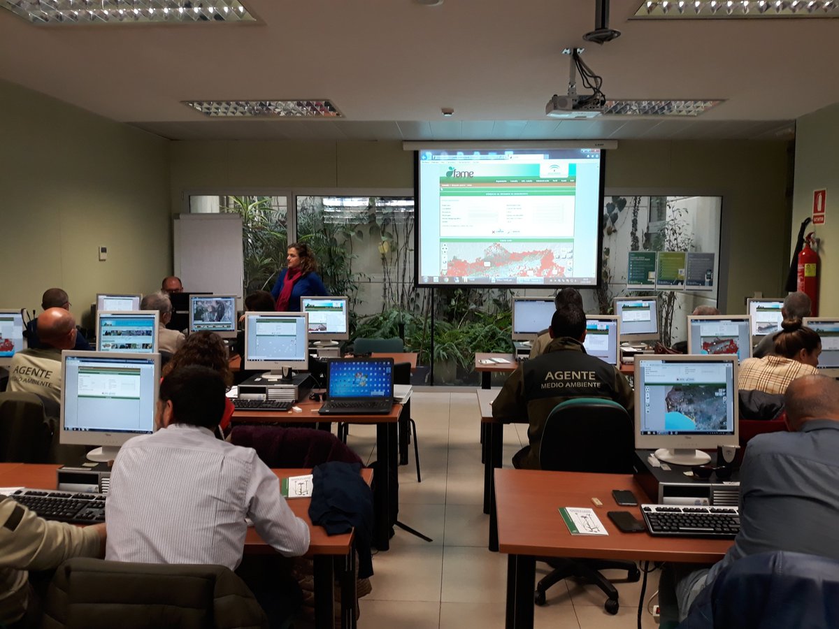 El #plandedunas presentó #FAME-web a Agentes de Medio Ambiente y técnicos de la #CAGPDS , en Huelva y Almería. Esta aplicación cuenta con una base de datos y cartografía de detalle, que recogen información de más de 1.000 taxones de #floraamenazada, rara y endémica de Andalucía.