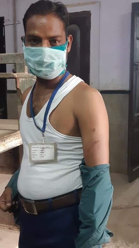 Habiib012's tweet photo. आरीफ अब्बासी S.N HOSPITAL से अपनी ड्यूटी खत्म करके अपने घर कमला नगर  वापस जा रहा था रास्ते में पालीवाल पार्क पर पुलिस ने रोका तो आरीफ ने पास दिखाया पास दिखाने के बावजू पुलिस ने पीटा यह घटना बहुत हीं निन्दनीय है एक तरफ देश के प्रधानमंत्री जी इन लोगो 1/2👇
#Islamophobia_In_IndiaWe https://t.co/HxRbfl9Mcj