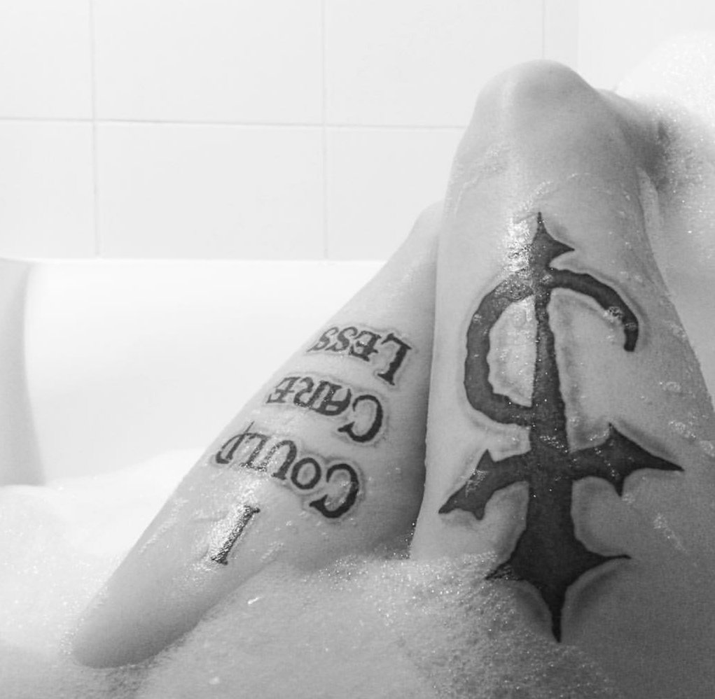 Vythica13's tweet photo. Survived a batshit crazy workday, all I need is a hot bath.... Only problem is I dont have a bathtub anymore 😭 So I'll stick this good old legselfie on the wall in the shower and pretend. #WorkFromHome #stressed #momlife #shower #notub #legselfie https://t.co/Km28TDWJeG