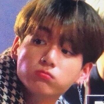 thread of jeongguk puffin his cheeks ^___^