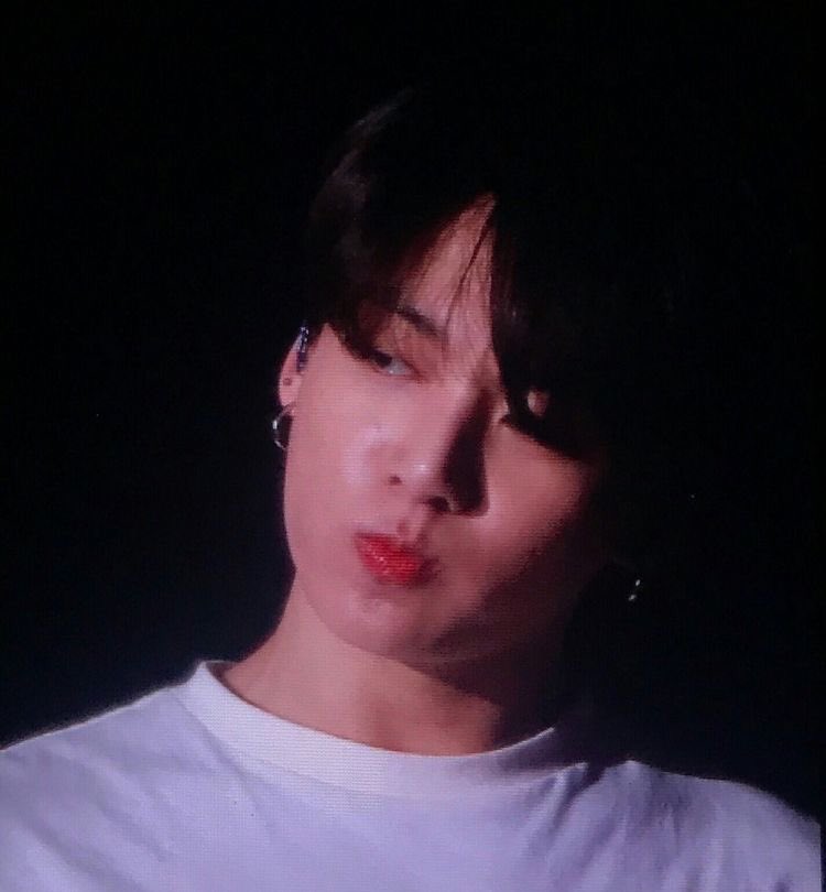 thread of jeongguk puffin his cheeks ^___^