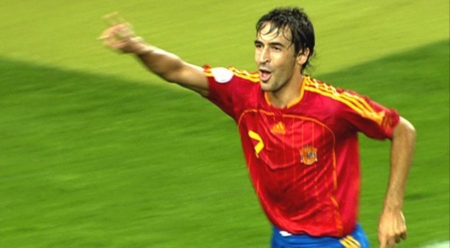 Raúl ne le sait pas encore, mais il vient de jouer sa dernière grande compétition. Le jour de son anniversaire (aïe).En septembre 2006, il partira en tant que meilleur buteur de la Selección, et restera un des joueurs les plus marquants de la Roja... malgré le manque de titre.