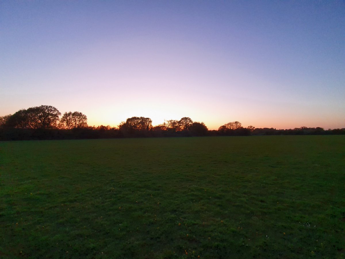 Good evening Fulbrook. We have purposely left Tuesday's challenge till this evening because we want you to explore and take a picture of the sky/sunset. Of course we only want you to be going out once a day as recommended, but that doesn't stop you from going in your garden! ☀️