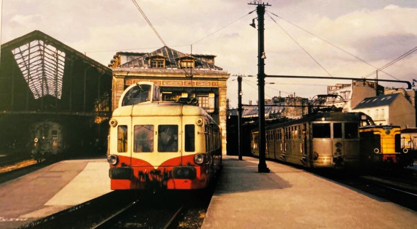 Mais entre temps la Gare Montparnasse fut le théâtre d’une belle complémentarité entre les 3 modes de tractions existants (vapeur, diesel et électrique). Après la guerre elle reçut les nouvelles automotrices Z5100, les locomotives BB9200 ou encore l’Autorail Picasso ! 