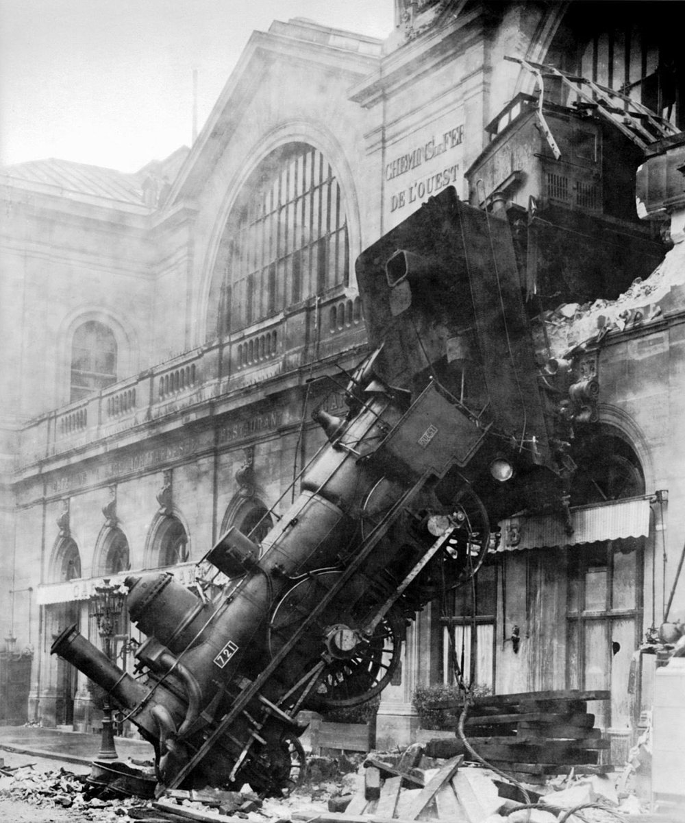 C’est d’ailleurs dans cette gare en 1895 qu’a lieu le spectaculaire accident du Train Granville-Paris dont la locomotive transpercera la verrière de la gare pour atterrir tête la première dans la rue. Cet accident fauchera la vie d’une vendeuse de journaux 