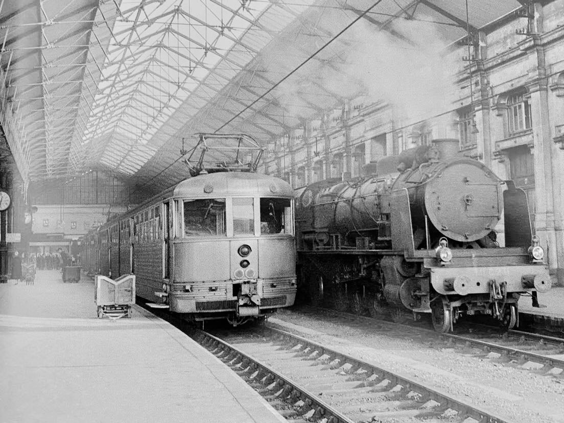 C’est également en 1937 pour l’inauguration de la gare de Maine Départ que la caténaire 1500V (toujours en usage) atteint la gare et permet notamment l’arrivée des automotrices électriques inox Z3700 aux côtés des machines vapeurs . Pile pour les congés payés  !...